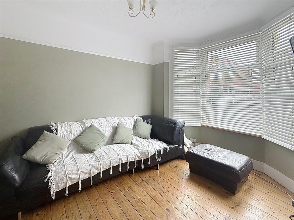 House in London, Collier Row - View 4