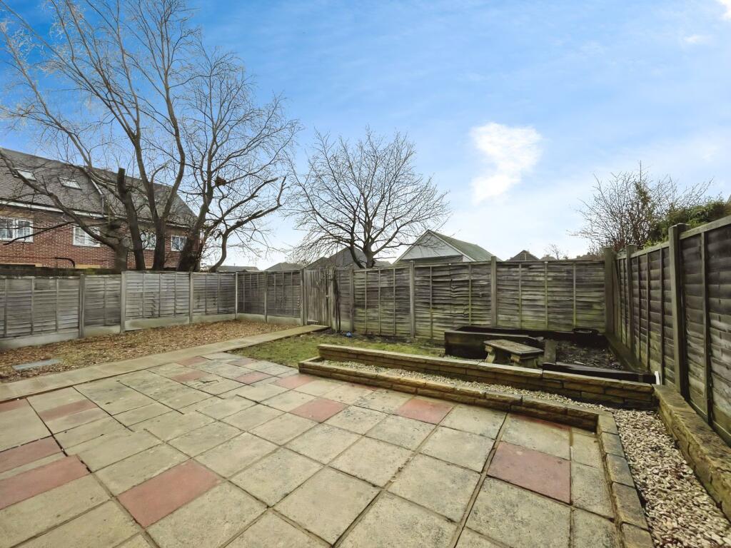 Apartment in Slough - More