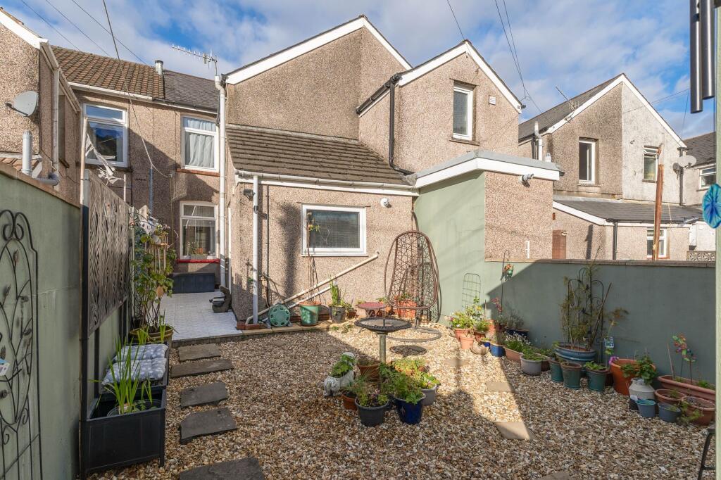 Fields Park Terrace, Cross Keys, NP11 photo 4