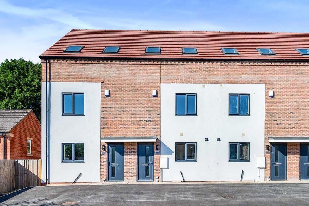 Main image of property: Oakland Place, Hemsworth, Pontefract, West Yorkshire, WF9