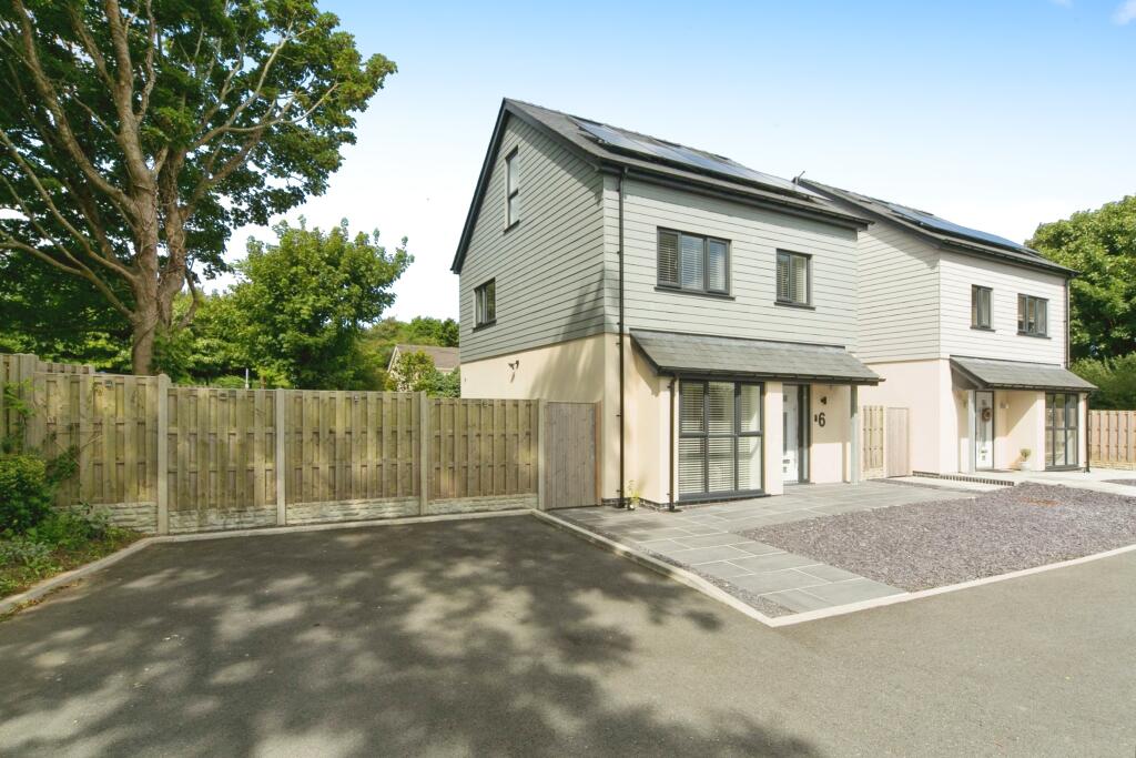 Main image of property: Lletroed Fawr, Penysarn, Anglesey, Sir Ynys Mon, LL69