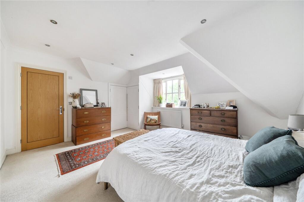 Apartment in Waverley, Lower Bourne, Farnham - More