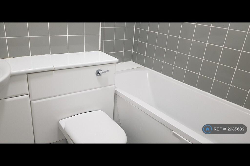 House in Salford, Greater Manchester - View 4