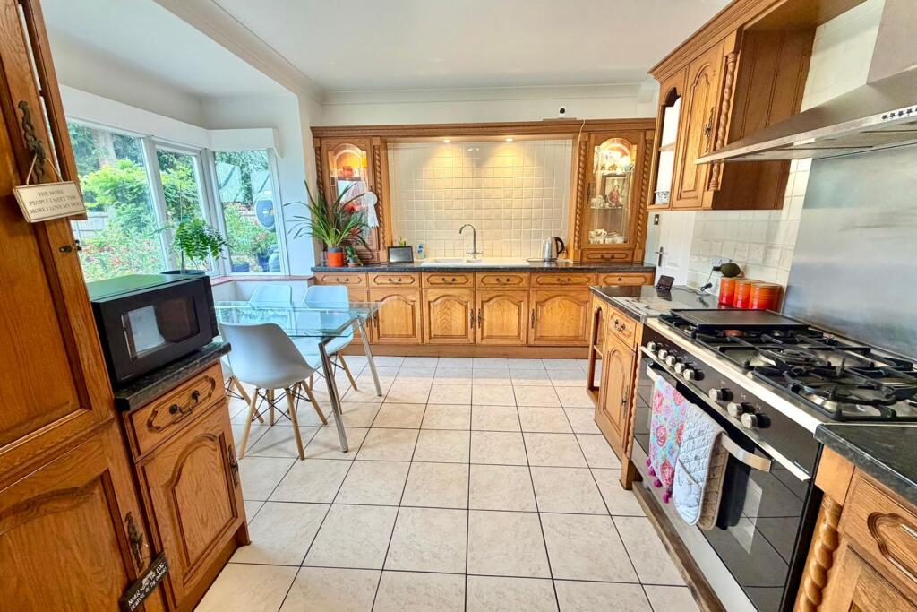 House in Surrey Heath, Surrey - View 4