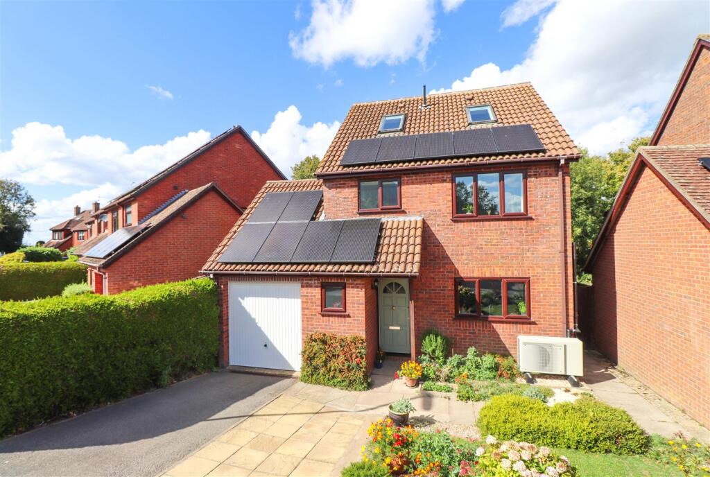 4-bed detached on St. Davids Close, Odiham, £525,000