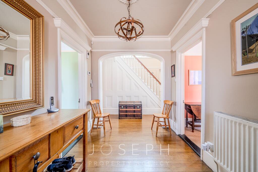 House in Ipswich, California - View 5