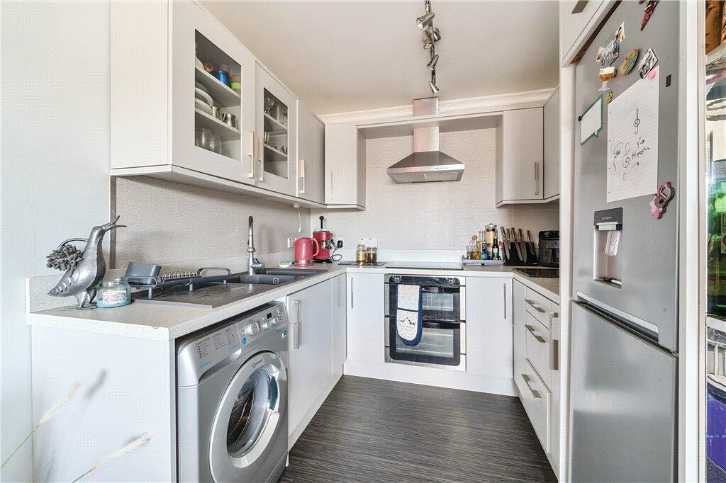 Apartment in Broxbourne, Hertfordshire - View 4