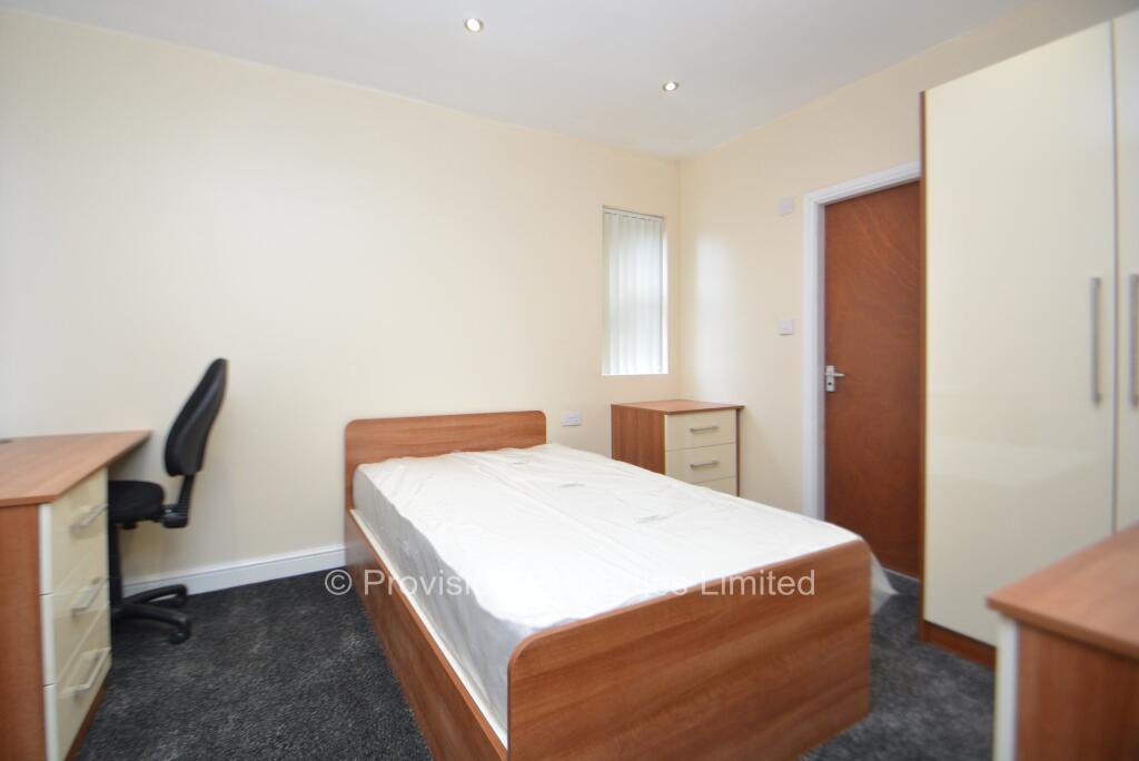 8 bedroom semi-detached house for rent
