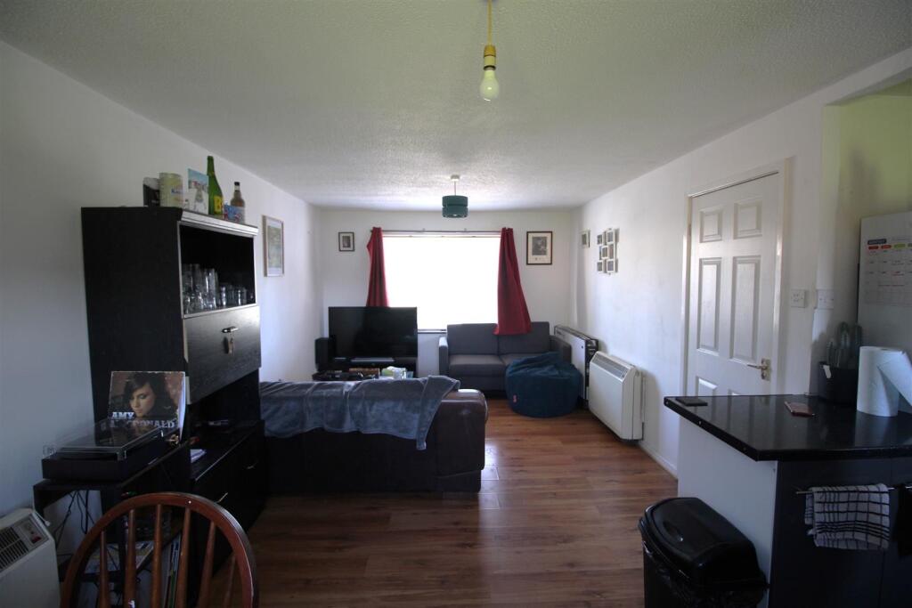 Apartment in Manchester, Cheetham Hill - View 2