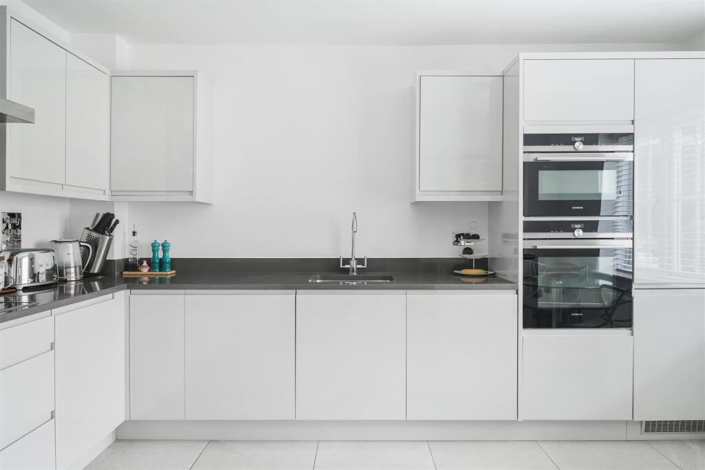 House in Reigate and Banstead, Tadworth - View 5
