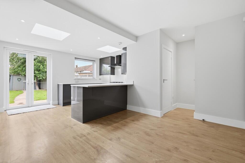 Willingale Road, Loughton photo 3