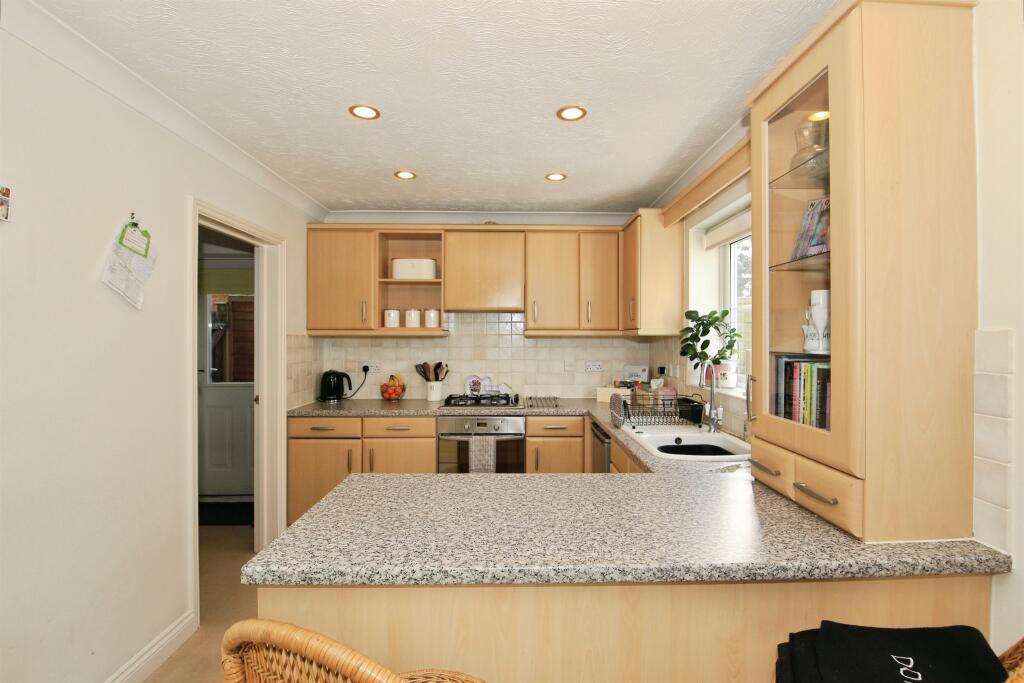 Ford Close, Yaxley, Peterborough photo 3