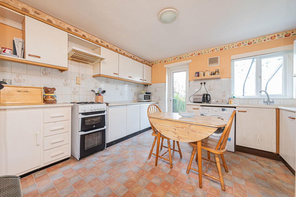 Norreys Avenue, Wokingham, Berkshire RG40 1TU photo 4