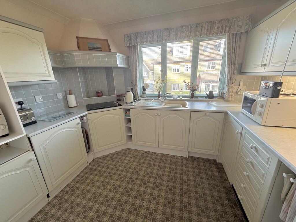 The Leas, Rustington photo 5