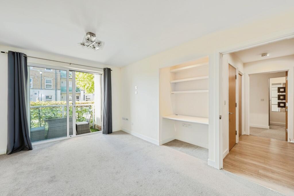 Highbury Drive, Leatherhead, Surrey, KT22 photo 4