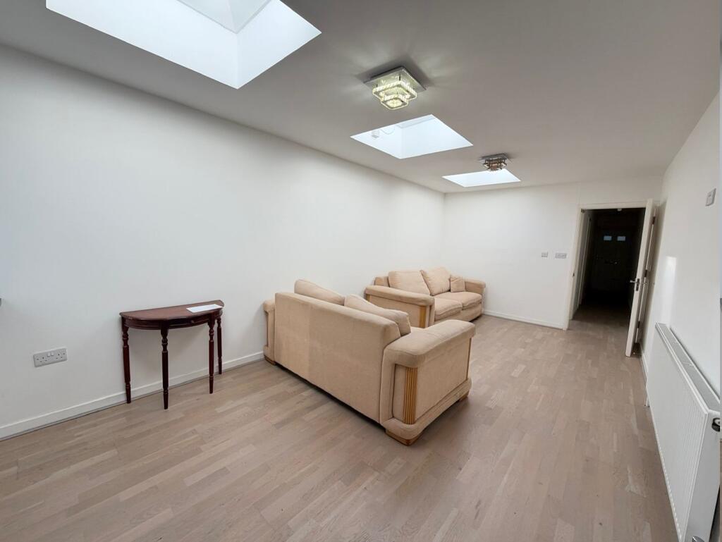 Apartment in Hornchurch - View 2