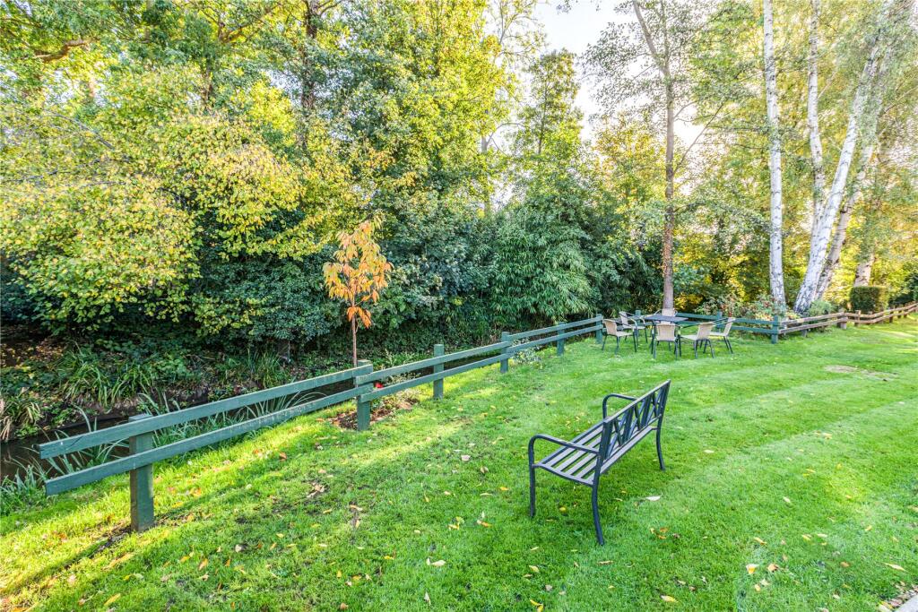 Pitson Close, Addlestone, Surrey, KT15 photo 2