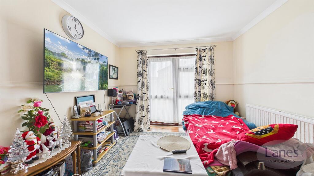Sandringham Way, Waltham Cross photo 3
