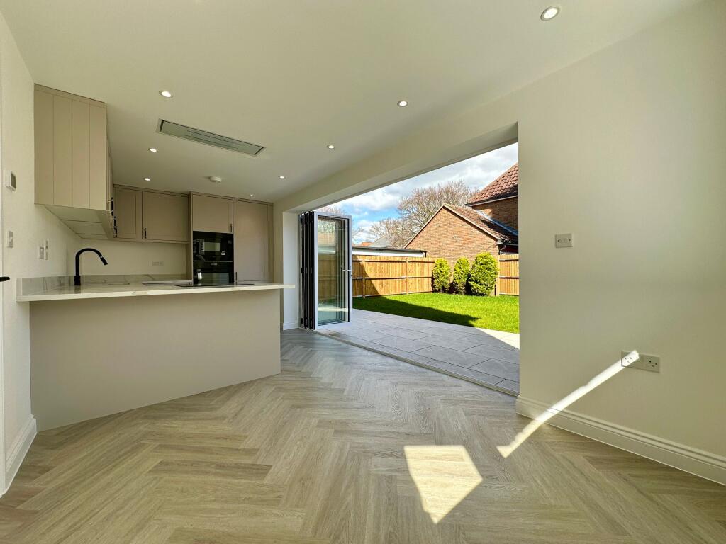 House in Southend-on-Sea - More