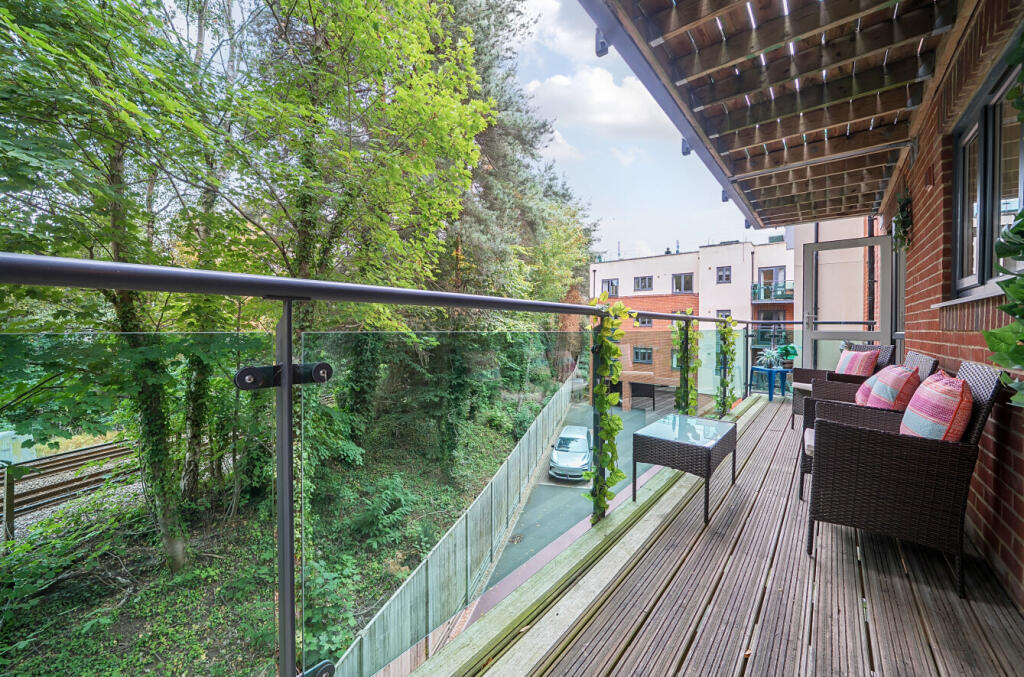 2-bed flat on Park Lane, Camberley, Surrey, GU15, £200,000