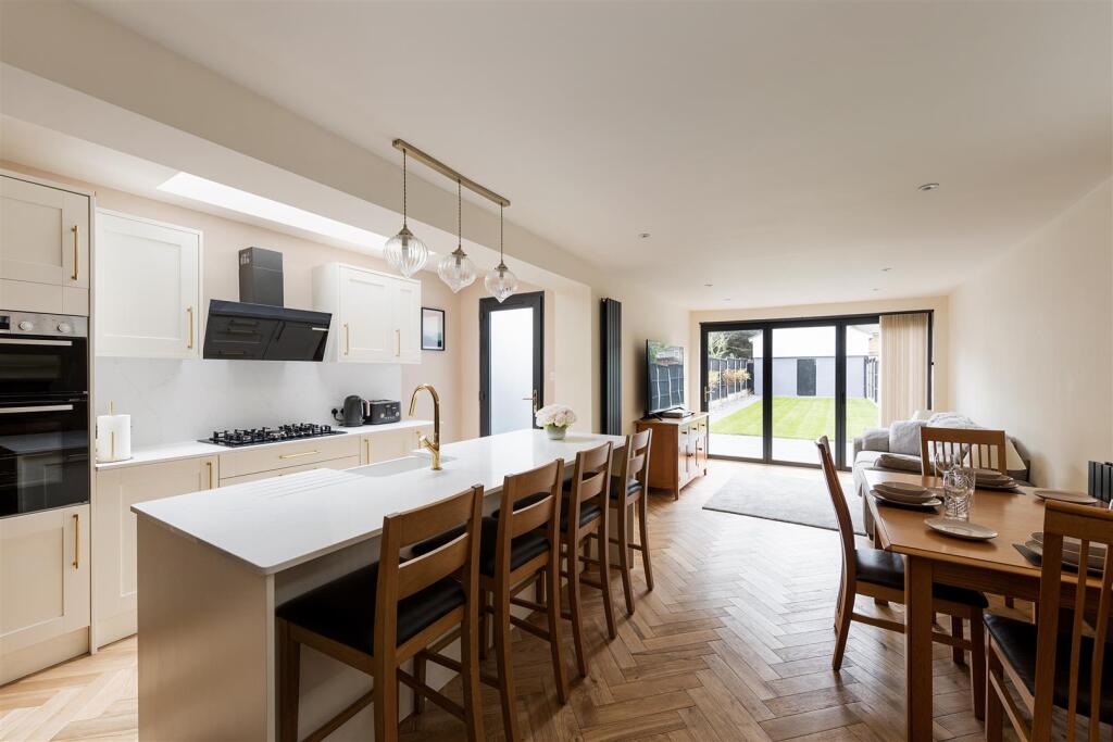 Hainault Road, Leytonstone photo 2