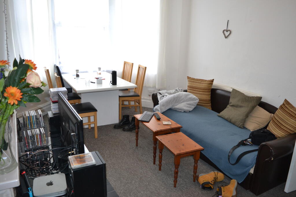 6 bedroom terraced house for rent