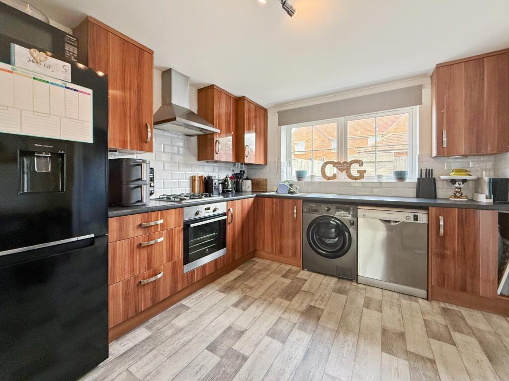 Bramley Drive, Hartley Wintney photo 3
