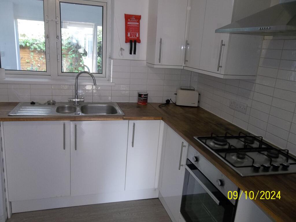 4 bedroom end of terrace house for rent