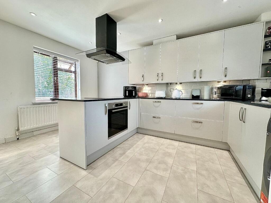 Verdant Vale, East Hunsbury, Northampton NN4 photo 2