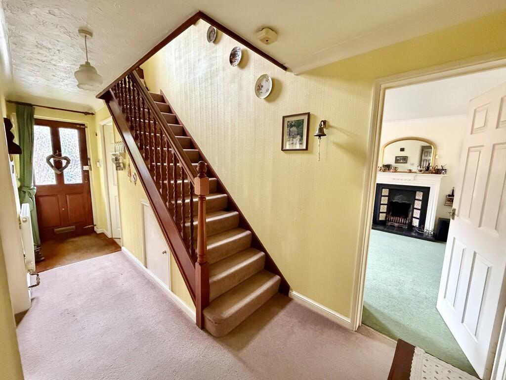 Twin Oaks Close, Broadstone photo 2