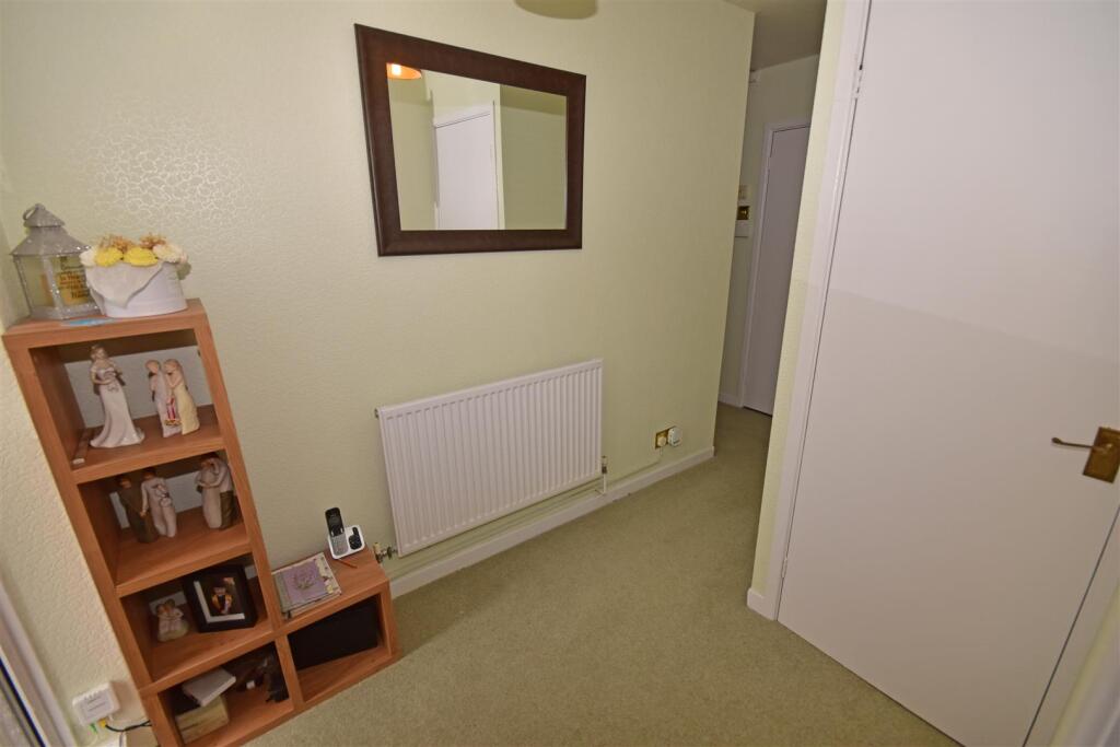 Salisbury Drive, Dukinfield photo 3