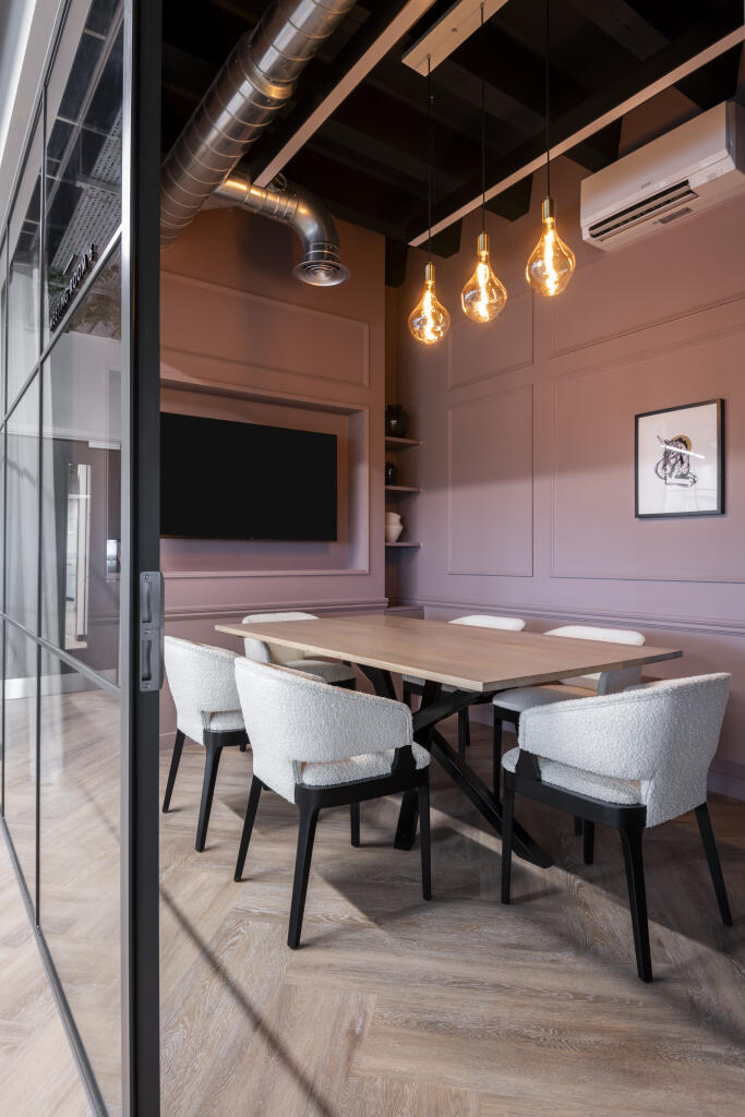 6 Person Meeting Room