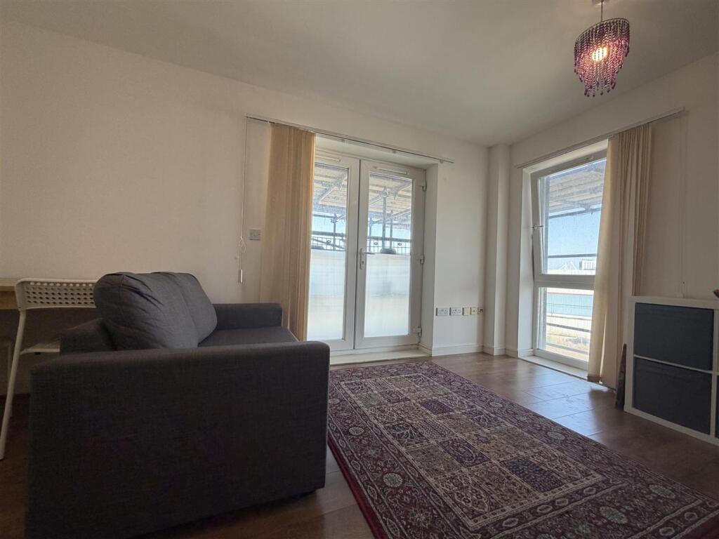 Apartment in Cardiff, Overstone Court, Butetown - View 2