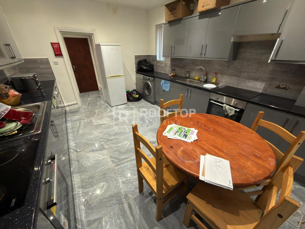 House in Leeds, West Yorkshire - View 4