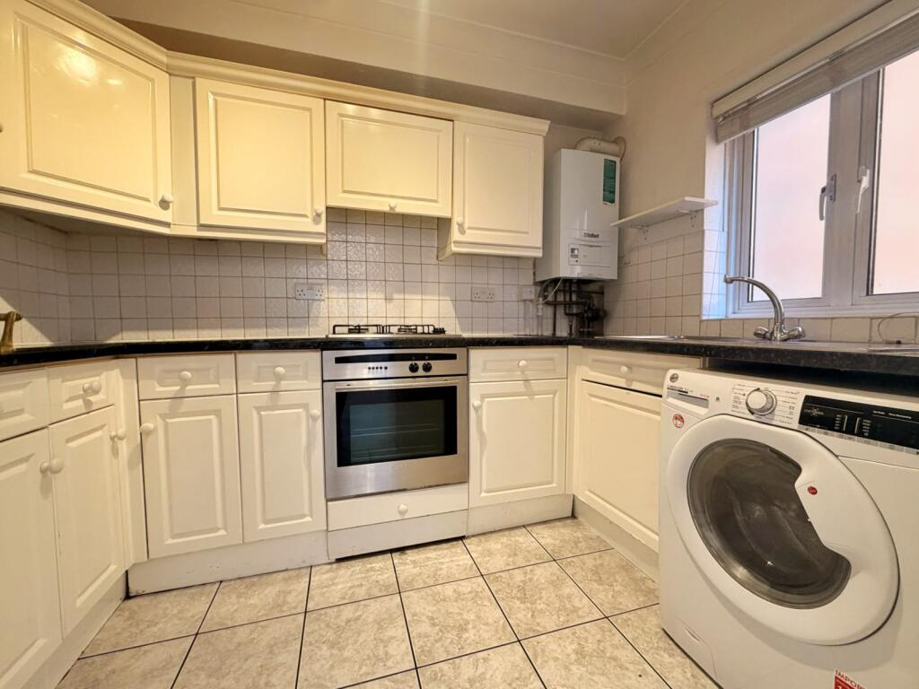 Apartment in Kingston upon Thames - View 4
