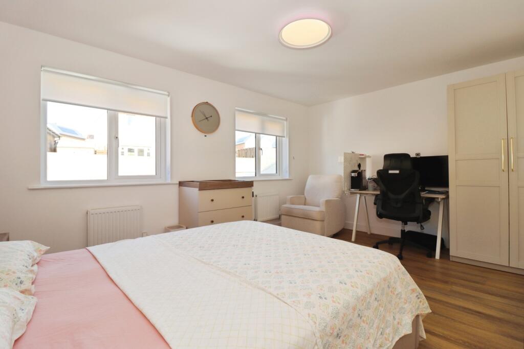 House in Bristol, Almondsbury - More