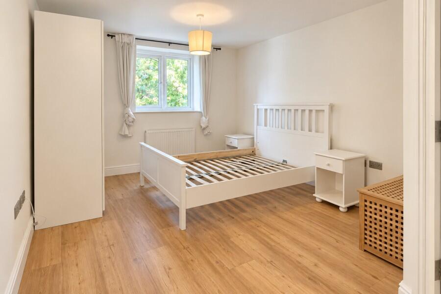Apartment in Woking, Surrey - View 5