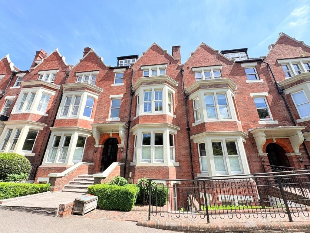 2-bed flat on London Road, Tunbridge Wells, Kent, TN1, £325,000