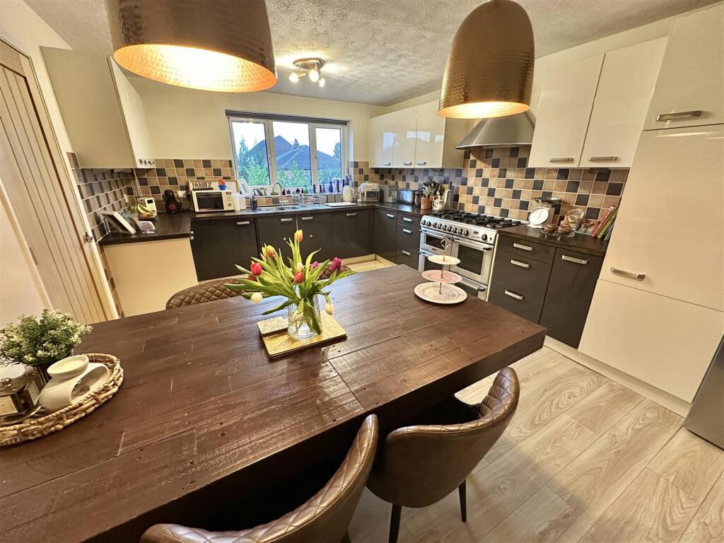Manor Drive, Mirfield photo 4