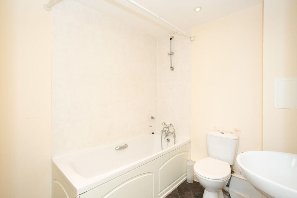 Apartment in Watford, Hertfordshire - View 5