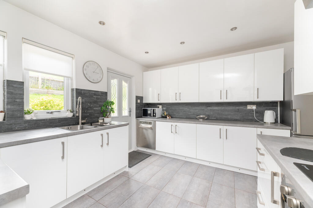 House in Bradford, Harden - View 4