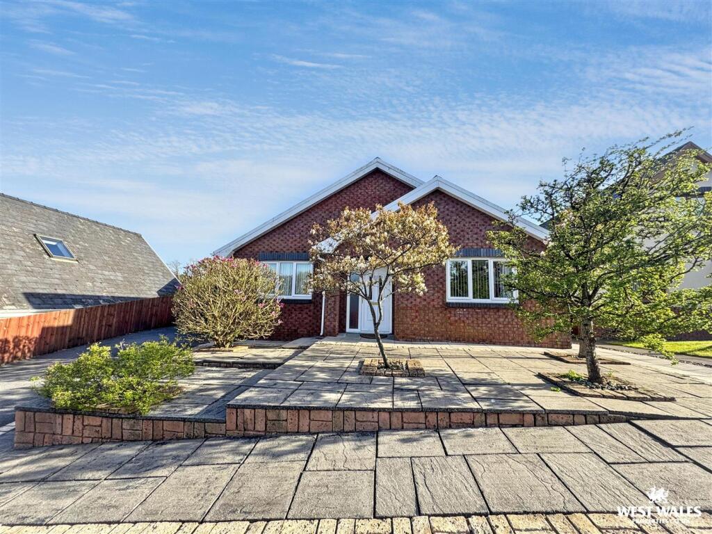 Main image of property: Uwchgwendraeth, Drefach, Llanelli
