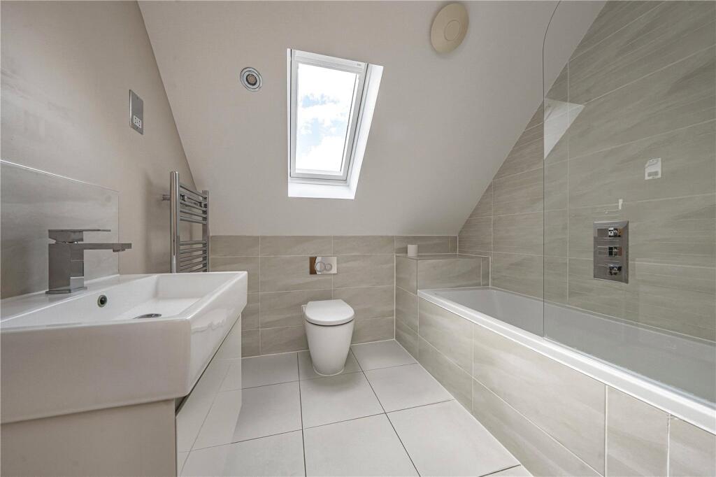 Apartment in Kingston upon Thames - View 4
