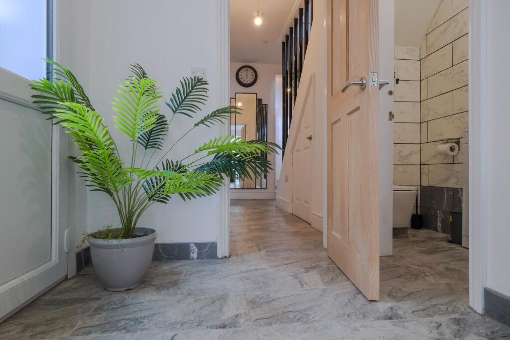 5 bedroom semi-detached house for rent