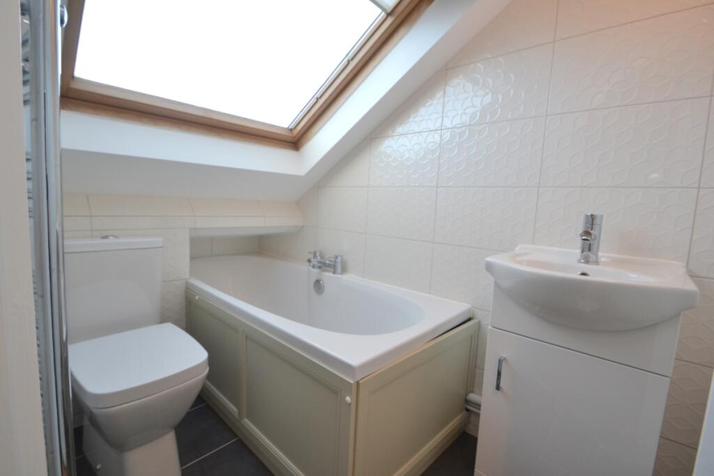 Balmoral Road, Northampton, NN2 - More