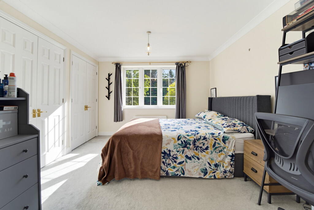 Meadow View, Chertsey, KT16 photo 4