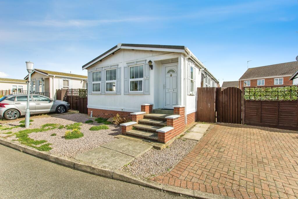 2-bed caravan on Osborne Road, Wisbech, £115,000
