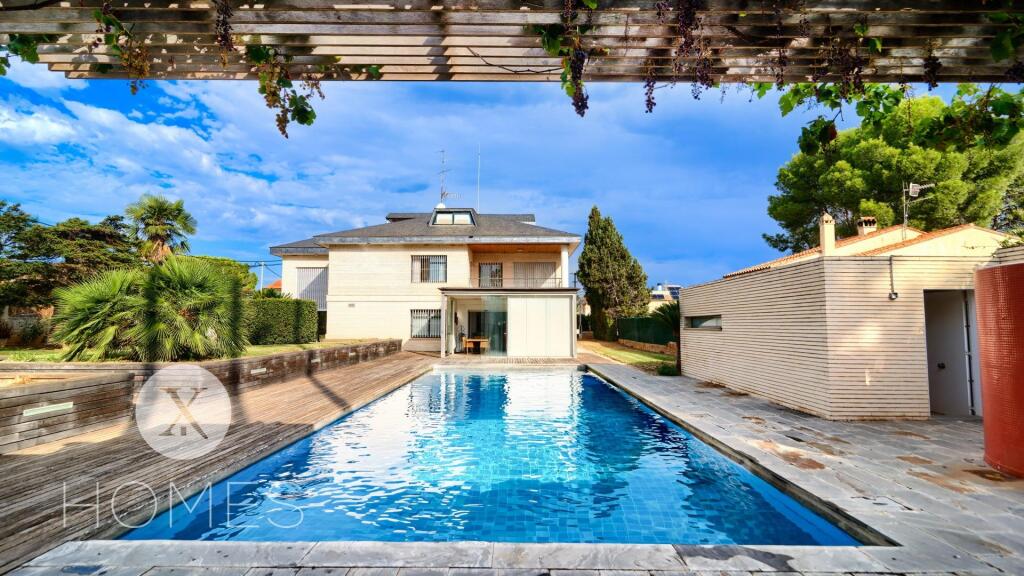 Main image of property: Valencia, Valencia, Chiva