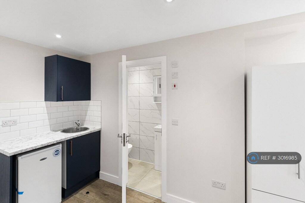 Apartment in Spelthorne, Surrey - View 4