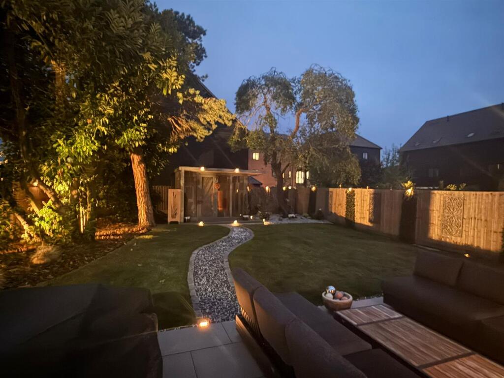 Flint Close, Rotherfield Greys, Henley-On-Thames - View 2